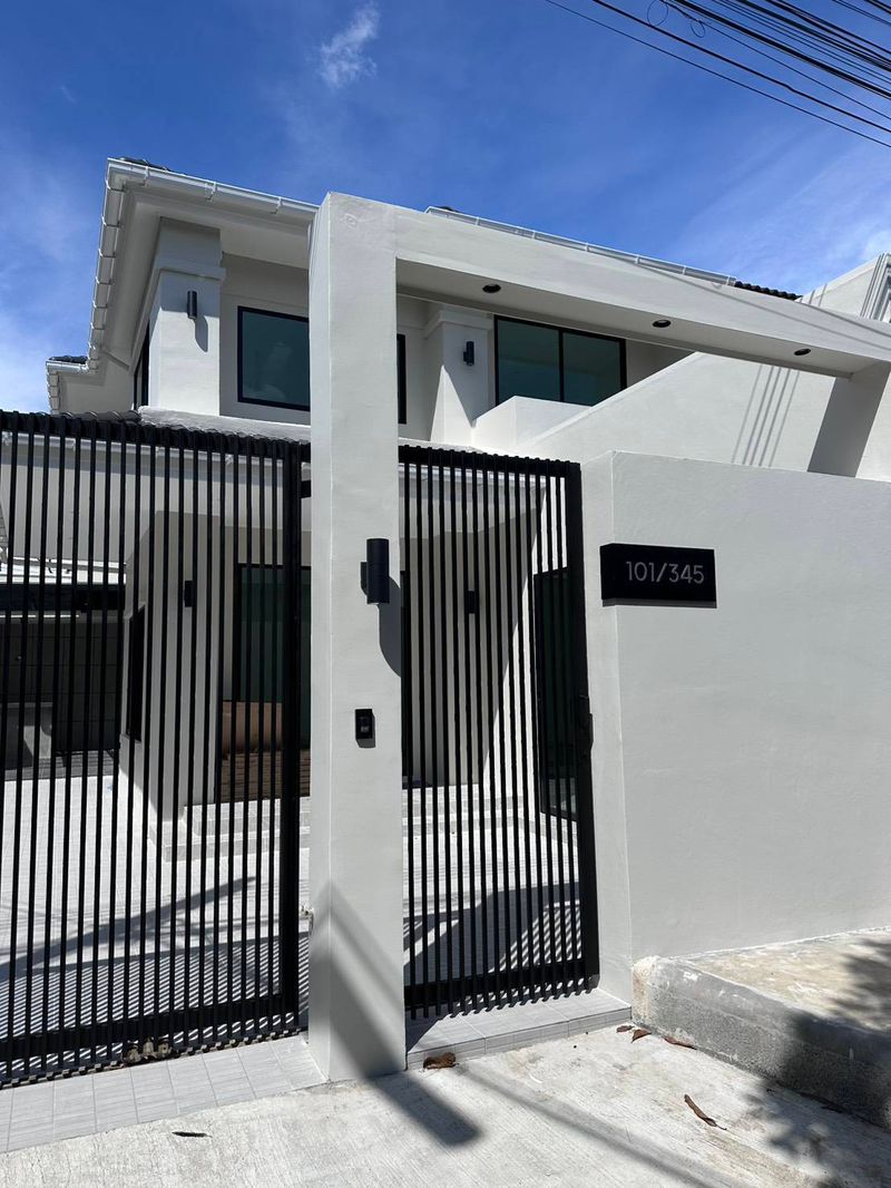 Two-story semi-detached house - Ratsada